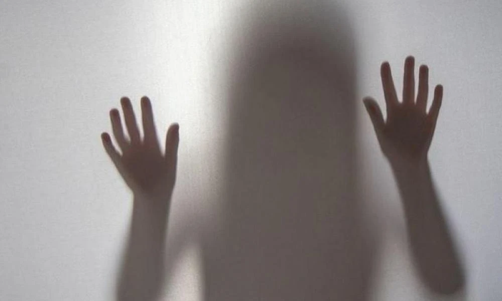 Σοκ στην Ρόδο: Πατριός βιντεοσκοπούσε την 18χρονη θετή του κόρη όσο έκανε μπάνιο